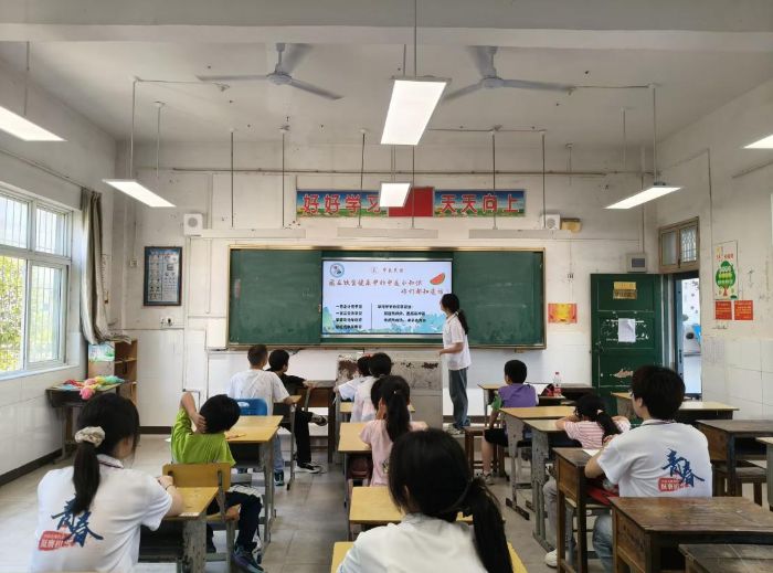 圖為團隊成員在夏閣鎮中心小學開展中醫藥文化宣傳活動 通訊員 雷施雨 提供