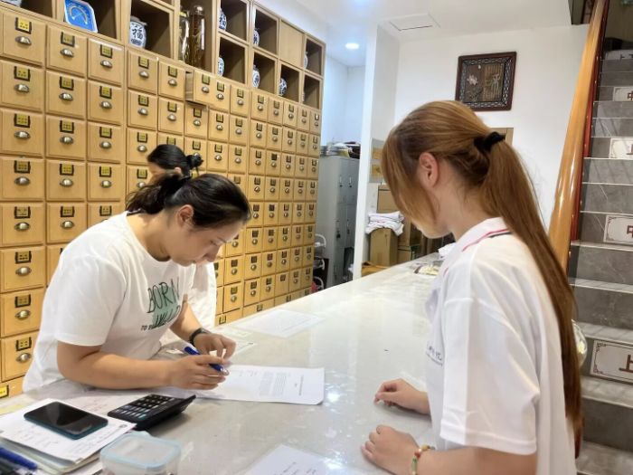 圖為團隊成員在巢湖市區開展中醫藥文化問卷調研 通訊員 鄧抒揚 提供
