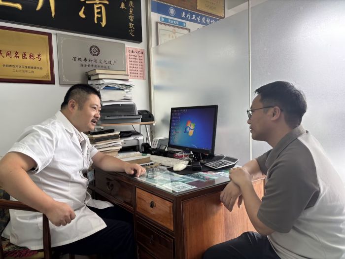圖為團隊成員在合肥采訪清介堂胡氏中醫傳承人胡來仙先生 通訊員 云美 提供